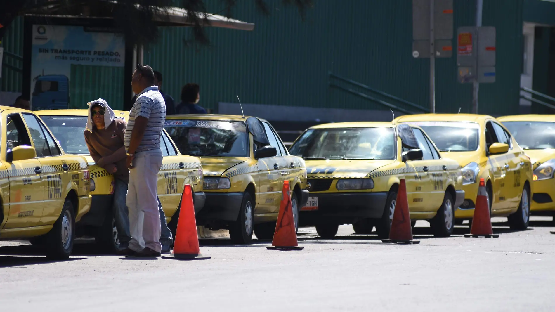 BAJO EL USO DE TAXIS